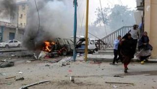 آثار أحد الانفجارات في الصومال - أرشيفية