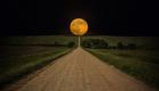 حدث نادر.. أكبر قمر عملاق في 2021 يقترن مع الخسوف بهذا الموعد