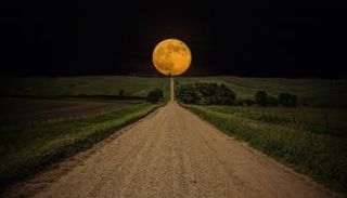 القمر العملاق - أرشيفية