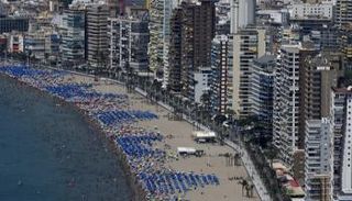 شاطئ منتجع بينيدورم الساحلي بإسبانيا - أ ف ب