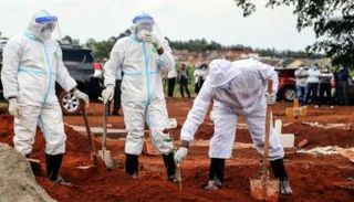 دفن المتوفين بكورونا في أفريقيا- أرشيفية