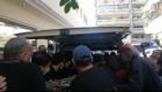 بالصور.. لحظة نقل جثمان سمير غانم من المستشفى