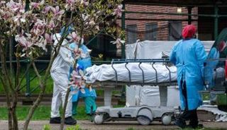 نقل جثمان أحد المتوفين بكورونا- أرشيفية