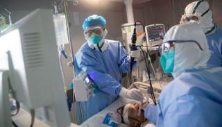 أطباء يحاولون إسعاف مريض بكورونا