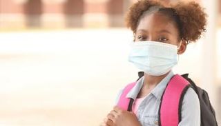 تلميذة ترتدي كمامة للوقاية من فيروس كورونا (أرشيفية)