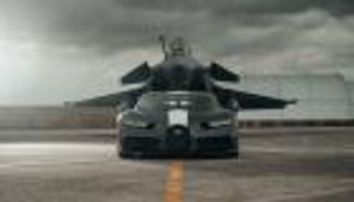 بالفيديو.. سباق مثير بين سيارة بوجاتي وطائرة رافال.. من ربح؟