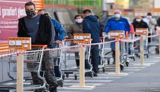 أوروبيون يصطفون أمام أحد المتاجر الشهيرة