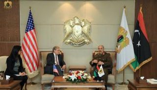 جانب من لقاء سابق بين المشير حفتر والسفير نورلاند