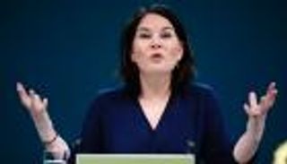 "إعانة كورونا والمكافآت".. كوابيس تهدد حلم بربوك بحكم ألمانيا