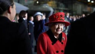 الملكة إليزابيث على متن حاملة الطائرات