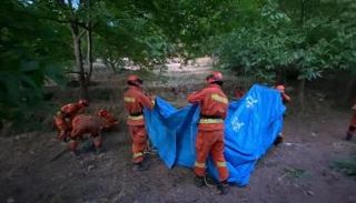 رجال الإنقاذ في منطقة الزلزال بجنوب غرب الصين