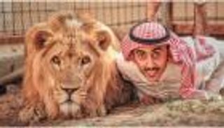 فيديو.. شاب سعودي يروض الحيوانات المفترسة بطريقة غريبة