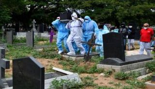 دفن أحد المتوفين بكورونا في الهند- أرشيفية