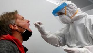 شخص يخضع لفحص كورونا في ألمانيا- أرشيفية