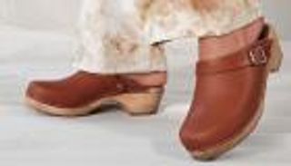 موضة 2021.. أحذية القبقاب الخشبي تعود من السبعينيات