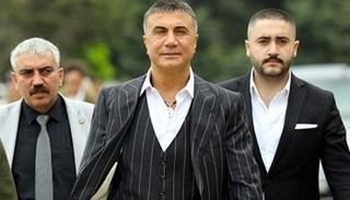 زعيم المافيا التركية سادات بَّكَرْ بين رجاله