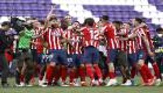 دموع واحتفالات في الشوارع.. 4 مشاهد مثيرة في ليلة تتويج أتلتيكو مدريد