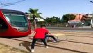 أوقف التروماي لشرب قهوة.. الأمن المغربي يوقف شابا متهورا