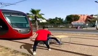 شاب مغربي يعرقل حركة التروماي
