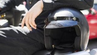 ينبغي استبدال الخوذة بأخرى جديدة بعد 3 إلى 5 سنوات في حال القيادة بشكل منتظم