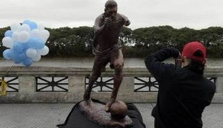 تمثال ليونيل ميسي قائد برشلونة