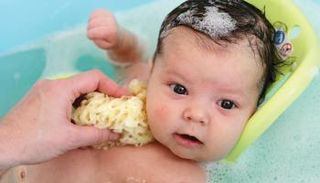 الاستحمام المتكرر يؤذي بشرة الطفل الصغير -أرشيفية