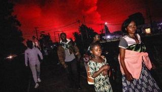 سكان جوما يفرون من ديارهم بسبب البركان