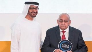 الشيخ محمد بن زايد آل نهيان يسلّم الدكتور نبيل عزيز جائزة الشجاعة