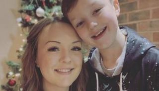 الطفل إيليس مع والدته إيمي كلارك