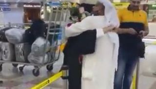 لحظة احتضان الأب لابنته في المطار