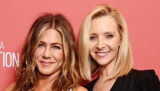 الممثلة الأمريكية ليزا كوردو وزميلتها جينيفر أنيستون