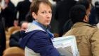 يعيش بفيلا خاصة رغم حكم إعدامه.. "إمبراطور فساد" يحميه "حرس إيران"