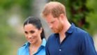 حارس الملكة السابق يفتح النار على الأمير هاري: "ميجان ماركل أعمته"