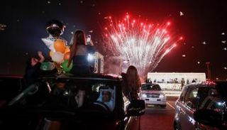 الآباء عبروا عن سعادتهم وامتنانهم بإطلاق أبواق سياراتهم