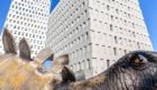 العثور على جثة داخل تمثال ديناصور.. والشرطة في حيرة