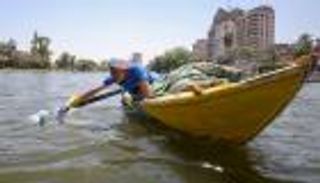 صور.. مصريون يصطادون البلاستيك من النيل لإنقاذ "مصدر الرزق"