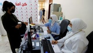 سيدة تتلقى الجرعة الثانية من لقاح كورونا في البحرين