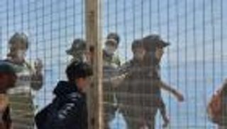 إسبانيا تستغل أزمتها مع المغرب وترحل لاجئين