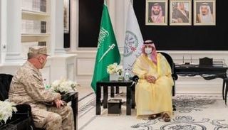 جانب من لقاء خالد بن سلمان بن عبدالعزيز والفريق أول كينيث مكينزي