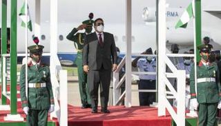 مراسم استقبال رئيس المجلس الرئاسي الليبي محمد المنفي في نيجيريا