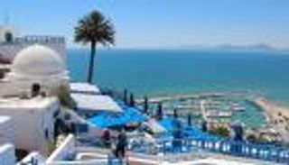 "سياح لا يخافون من كورونا".. أمل تونس في إنقاذ موسمها