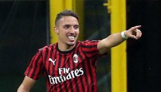 إسماعيل بن ناصر لاعب وسط ميلان