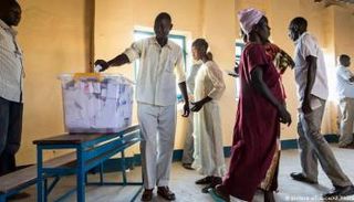 ناخبون يدلون بأصواتهم في استفتاء أبيي عام 2013