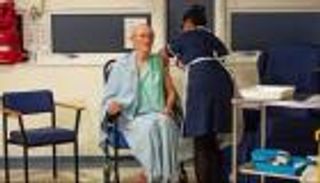 سكتة دماغية تبرئ كورونا من قتل شكسبير.. أول رجل تلقى اللقاح