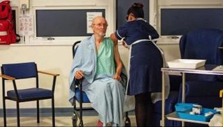 ويليام بيل شكسبير أثناء تلقي لقاح كورونا في ديسمبر