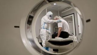 مريض يخضع لفحوصات طبية