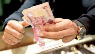 موظف بأحد مصارف ليبيا.. أرشيفية