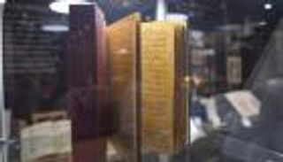 نصف مليون درهم قيمة نسخة مذهبة من القرآن الكريم في "أبوظبي للكتاب"