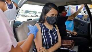 امرأة تتلقى لقاحا ضد فيروس كورونا في الهند