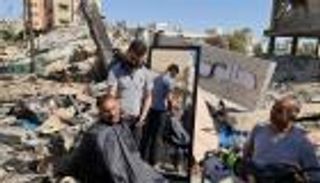 صور.. فلسطيني يتحدى دمار الحرب بصالون حلاقة فوق الأنقاض